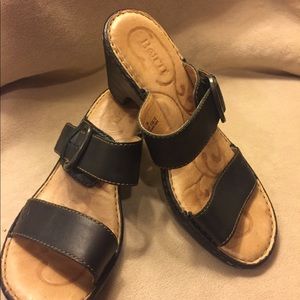 Ladies strappy sandals.